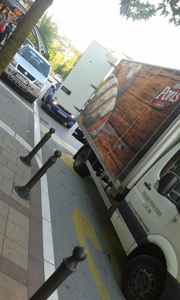 Čitalac reporter – Za koga je namenjen parking ispred prodavnice?