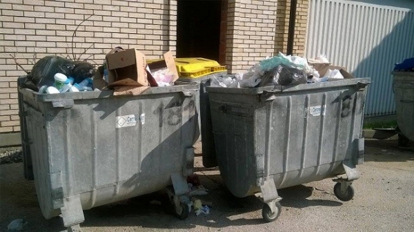 Ulica smrdi zbog prepunih kontejnera