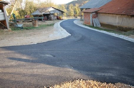 Porodica Kozoder iz Teočina dobila asfalt do svog doma