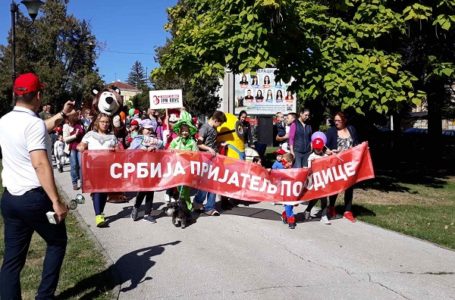 Stotinak Milanovčana učestvovalo u “Porodičnoj šetnji“ (FOTO)