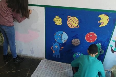 U Vraćevšnici đaci oslikali zid u holu škole