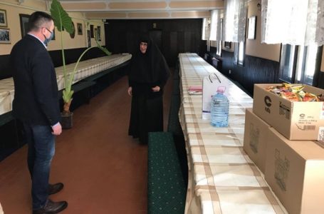 Manastiru u Vraćevšnici uručena zaštitna oprema i osnovne životne namirnice