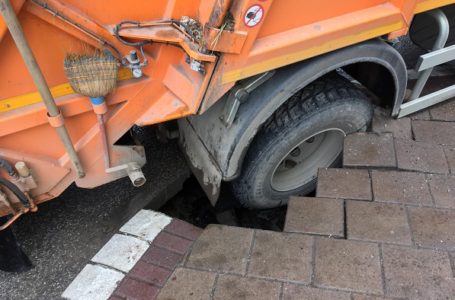 Kamion smećar JKP propao kroz asfalt i deo behatona