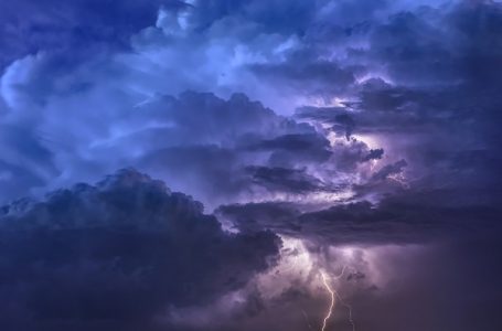 AMSS: Zaustavite vozilo pored puta tokom nevremena