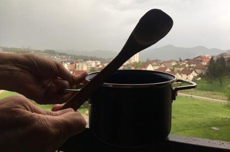 Šerpe, lonci i poklopci plus vatromet (VIDEO)