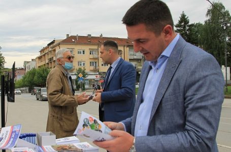 Naprednjaci sugrađanima na trgu predstavili svoj program