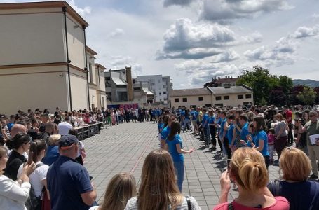 Gimnazijalci otplesali svoj maturantski ples