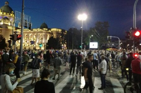 Spontani protest građana ispred Skupštine zbog novih mera