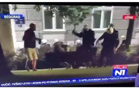 VIDEO: Policija pendrecima tukla muškarce koji su mirno sedeli na klupi u beogradskom parku