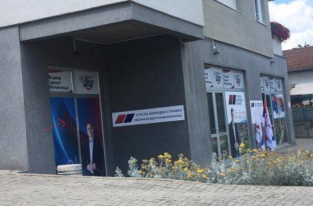 Naprednjaci tvrde: Razbijeno staklo OO SNS kamenom od nekoliko kilograma