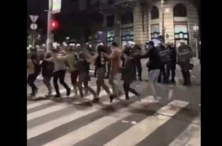 Hit protesta: Bajagin vozić “napao” kordon policije