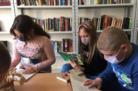 Fondacija “Dositej 1925″ donirala biblioteku školi u Vraćevšnici
