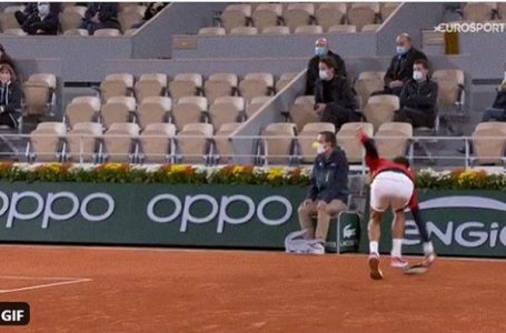 Da li je moguće!? Novak opet pogodio lopticom sudiju u glavu