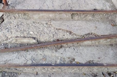 Pisma čitalaca: Stepenice kod Treće osnovne nisu bezbedne