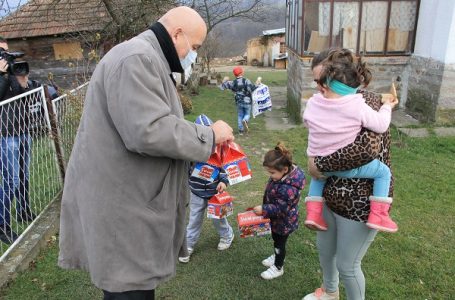 Novogodišnji paketići za decu iz porodica slabijeg materijalnog stanja