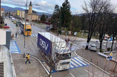 Tradicionalna božićna vožnja kamiondžija (video)