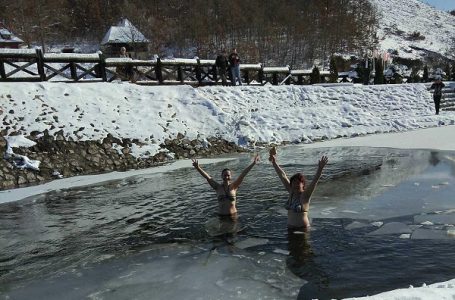 Plivanje za Časni krst u Koštunićima