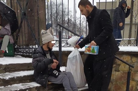 Fondacija „Osmeh na dar“ i Crkva Svete Trojice darovali decu slabijeg materijalnog stanja