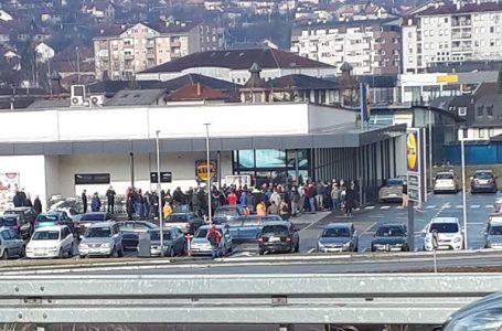 Čitalac reporter: Ogromna gužva ispred Lidla u Gornjem Milanovcu