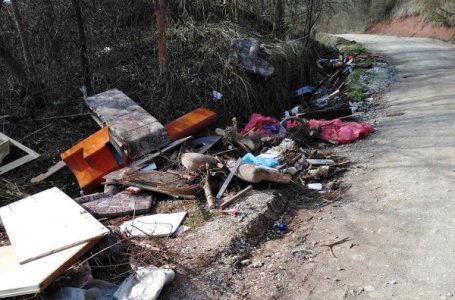 Čitalac reporter: Kuću očistio, a delove nameštaja ostavio pored puta – Nikla mini-deponija