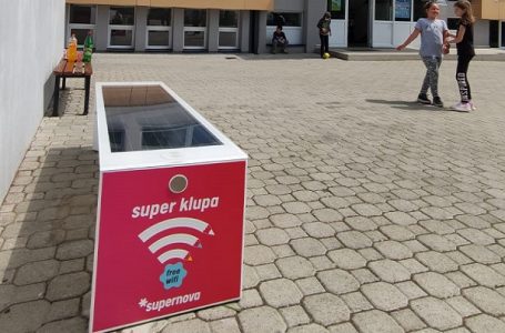 Učenici u Gornjem Milanovcu dobili pametnu klupu