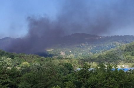 I dalje tinja izgoreli pogon, u toku snimanje oštećenih