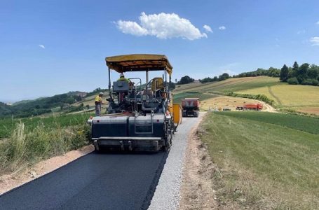 Asfaltiran lokalni put u zaseoku Draškići, u Polomu