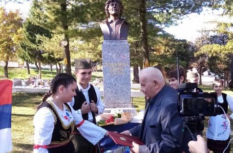 Otkriven spomenik Dobrici Eriću u Kniću