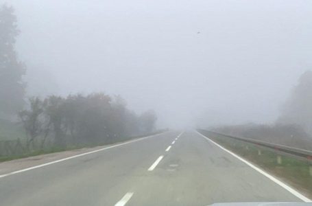 Neophodan oprez u vožnji zbog vlažnih kolovoza i magle