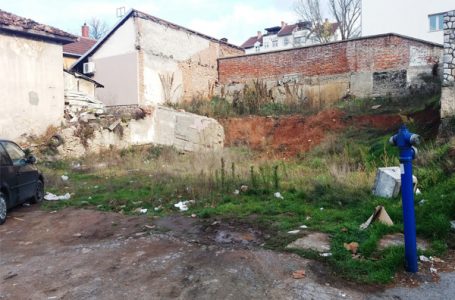 Zašto dve i po godine od obećanja nema javnog parkirališta na parceli u Miloša Velikog?