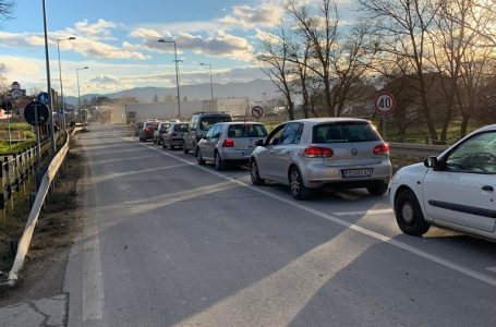 SEOS: U subotu blokade puteva duže od sat vremena