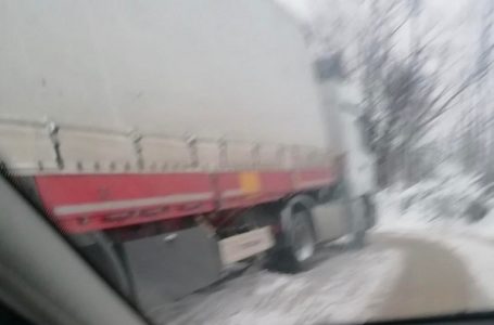 Saobraćaj u Crnući otežan zbog poprečenog šlepera