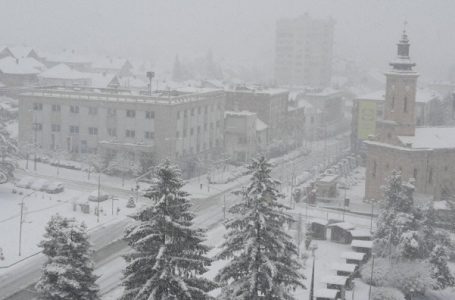 Oblačno, hladno i vetrovito sa snegom