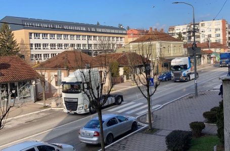  Božić na ulicima Gornjeg Milanovca proslavljen uz tradicionalnu vožnju kamiondžija (VIDEO)