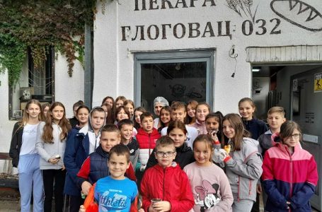 Učenici organizovali proslavu rođendana jedne pekare u Vraćevšnici