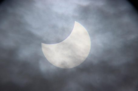 Počelo delimično pomračenje Sunca (+FOTO)