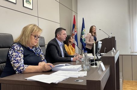 Usvojena odluka o podeli novogodišnjih paketića za svu decu PU „Sunce“