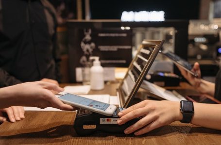 Umesto keša i kartice, plaćanje mobilnim telefonom i satom – jednostavno, ali koliko je bezbedno