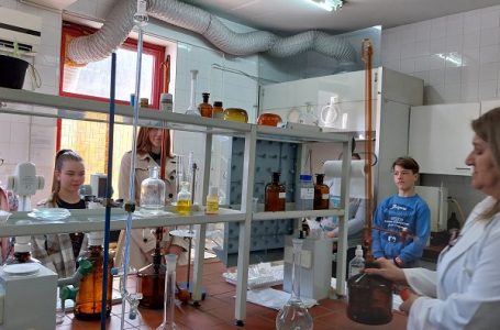 Na Svetski dan voda đaci i predškolci posetili fabriku vode u G. Banjanima (+FOTO)