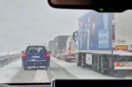 Kolaps na auto-putu Miloš Veliki: Prevrnuo se šleper, kolone duge preko 5 km (VIDEO)
