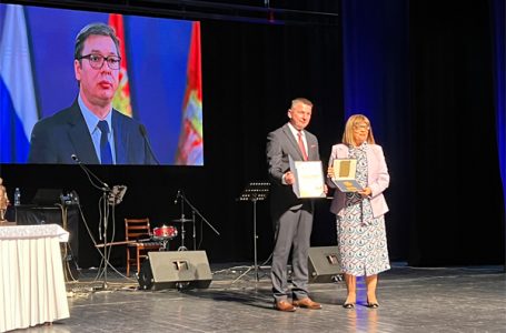 U Vučićevo ime, priznanje Počasni građanin Gornjeg Milanovca preuzela Maja Gojković