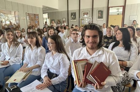 Dodeljene diplome maturantima ETŠ Knjaz Miloš, đak generacije Atanasije Brajović