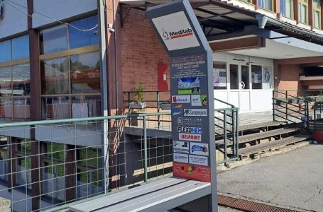 Tehnička škola „Jovan Žujović“ dobila solarnu smart klupu