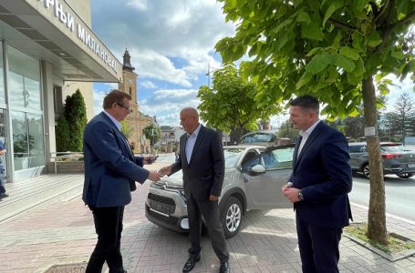 Kompanija „DAK COMERC DOO” donirala vozilo opštini Gornji Milanovac