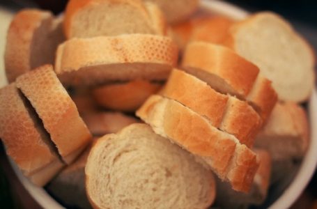 Vlada Srbije ograničila cene hleba i naftnih derivata
