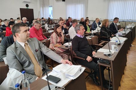 Usvojeni programi javnih preduzeća; bilo je i transparenata; a zašto je probijen rok za izgradnju zatvorenog bazena?