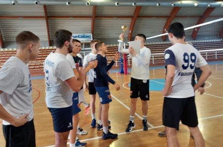 Gimnazija „Takovski ustanak“ pobednik Opštinskog takmičenje u odbojci za srednje škole