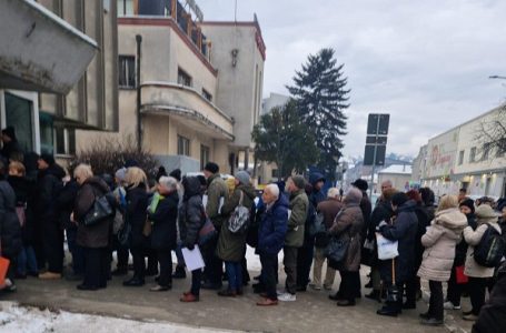 Red pred milanovačkom Poštom – Počinje prijava za turističke vaučere: Kako se prijaviti i ko ostvaruje pravo na njih