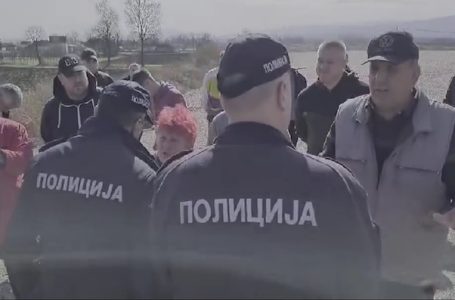 Incident na Moravskom koridoru u Mojsinju: Bager pokušao da razbije blokadu meštana﻿