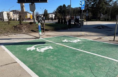 Postavljen punjač za električna vozila u centru grada – Korak ka održivoj mobilnosti